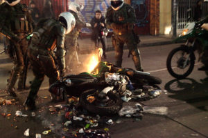 FOTOS | Quemaron una moto de Carabineros durante protesta por la Cuenta Pública en Valparaíso