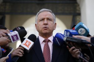 Larraín responde a Desbordes por 4%: 