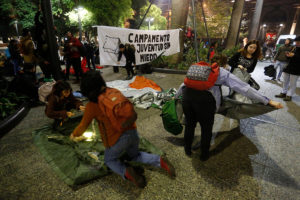 Una veintena de detenidos deja desalojo de campamento 
