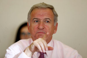 Ministro Larraín celebra caída en tasa de interés: 