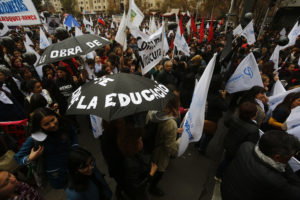 Profesores: Marcha culminó con incidentes y gremio anunció extensión del paro
