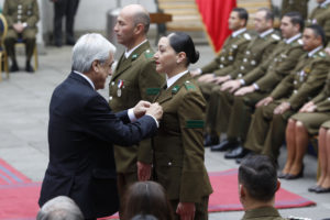 Piñera condecoró a 32 carabineros que trabajan en La Moneda