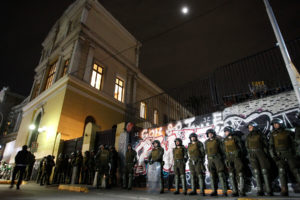 Con 28 detenidos: Carabineros desaloja nueva toma del Instituto Nacional