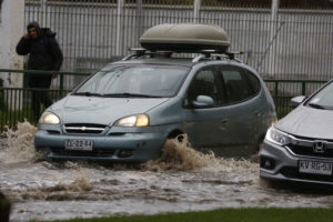Siete comunas con calles anegadas en la Región Metropolitana: Onemi mantiene alerta preventiva