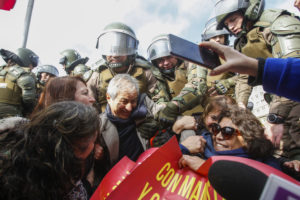 Presidente del Colegio de Profesores fue detenido en medio de protesta frente a La Moneda