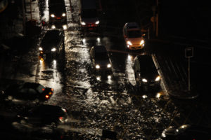 Cortes de luz y pasos anegados: estos son todos los puntos afectados por las lluvias en Santiago