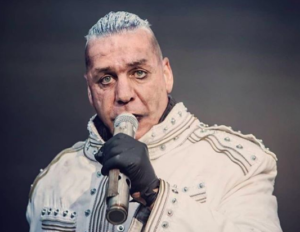 Vocalista de Rammstein es acusado de agredir a fanático en un bar por defender a su novia
