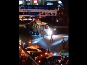 Helicóptero aterrizó en plena Alameda para rescatar a carabineros heridos en violento choque con bus