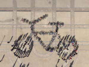 VIDEO | Realizan gigantesca intervención humana para celebrar el Día Mundial de la Bicicleta
