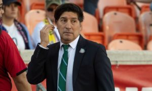 Uruguayos no perdonaron a Iván Zamorano por criticar penal cobrado con el VAR