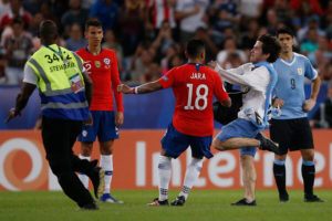 Árbitro no consignó como agresión la zancadilla de Jara al hincha invasor