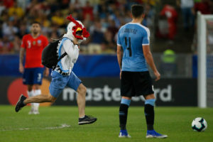 Con la bandera argentina y la polera de una productora: el misterioso hincha que invadió el partido de Chile