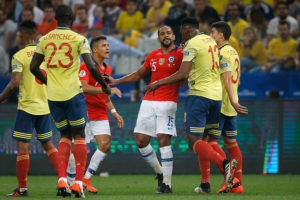 VIDEO | El cara a cara de Alexis con Yerry Mina que calentó los ánimos en el Chile-Colombia