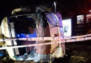 Región del Maule: tres fallecidos deja volcamiento de bus en San Clemente