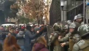 Manifestantes se tomaron oficina del Serviu y destruyeron documentos oficiales