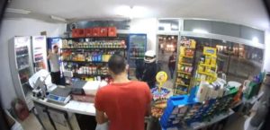 VIDEO | Delincuente del año: quiso robar un kiosco, accidentalmente se disparó en los testículos y murió