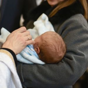 Bebé casi muere tras contraer un herpes por los besos en su bautizo