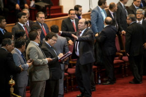 Reunión en la Catedral Evangélica terminó a combos: rechazan reemplazo de ex obispo Durán