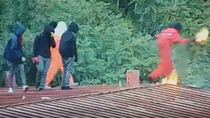 VIDEO | Instituto Nacional: captan momento exacto en que joven se quema con bomba molotov