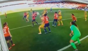 VIDEO | La extraordinaria atajada de Endler en el debut de Chile en el Mundial Femenino