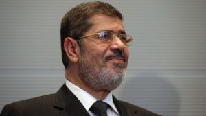 Ex presidente de Egipto muere en audiencia de juicio en su contra