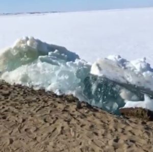 VIDEO | Terrorífico tsunami de hielo sorprende a los habitantes de Rusia
