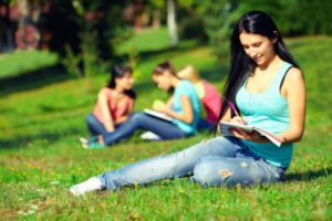 Trabajo doméstico: una de las principales razones de las jóvenes chilenas para no estudiar ni sumarse al mercado laboral