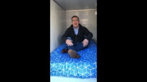 VIDEO | Lavín presenta albergues inspirados en el 