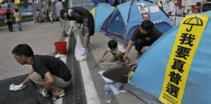 Para imitar: Manifestantes limpiaron las calles después de protestar