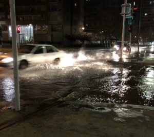 Cierran oficina central del Registro Civil por rotura de matriz en Santiago Centro
