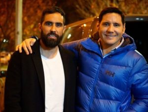 Claudio Bravo se unió a Pancho Saavedra en jornada solidaria por las calles de Santiago