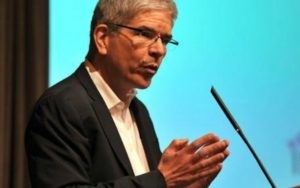 Nobel de Economía sugirió subir impuestos en Chile para estimular el crecimiento y descartó impactos negativos