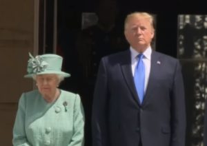 Trump llegó a Reino Unido insultando al alcalde de Londres