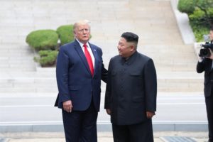 Trump y Kim Jong-Un celebran histórica reunión en suelo norcoreano