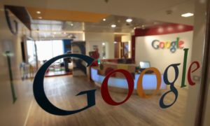 El gran espía: Google reconoce que escucha las conversaciones de los usuarios con su asistente virtual