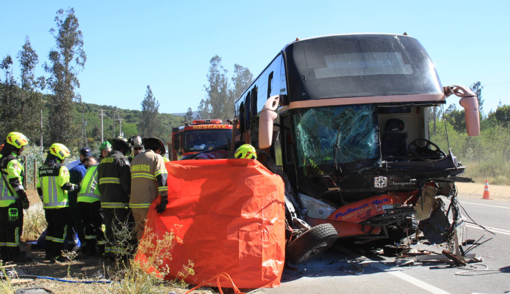 entre un camion y un bus