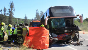 Choque entre un bus y un camión dejó un fallecido y 19 heridos en Arica