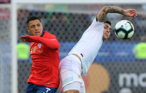 Todo mal para Chile: Alexis Sánchez se lesiona en el inicio del duelo ante Argentina