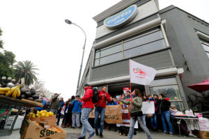 Huelga en Walmart: Monckeberg pide al sindicato y a la empresa retomar las conversaciones