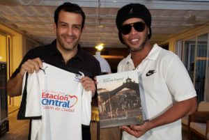 Ronaldinho visitará Chile para realizar clínicas deportivas en Estación Central