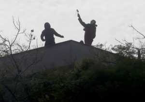 Encapuchado se quemó con una bomba molotov en el Instituto Nacional