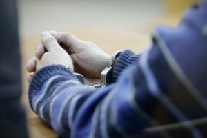 Detienen a hombre prófugo acusado de violar reiteradamente a su hija de 12 años