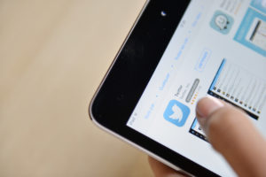 Contraloría: órganos del Estado no pueden bloquear a usuarios de su Twitter institucional