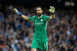 Claudio Bravo dijo presente en goleada del City en amistoso en Hong Kong