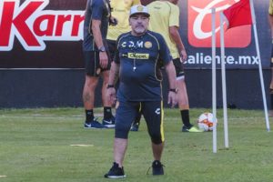 Diego Maradona fue operado de la rodilla y le colocaron una prótesis