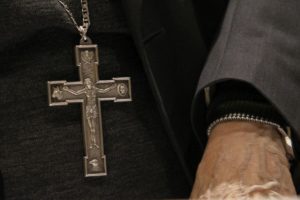 Jesuitas expulsan a sacerdote de 95 años tras indagación por abusos sexuales