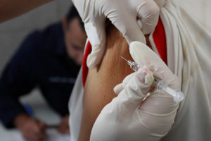 Enfermera acusada de vacunar con la misma jeringa: 