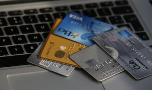 Proyecto que limita responsabilidad de usuarios de tarjetas pasa a comisión mixta