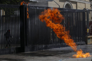 Encapuchado fue alcanzado por las llamas de una bomba molotov en nuevos incidentes en el Instituto Nacional