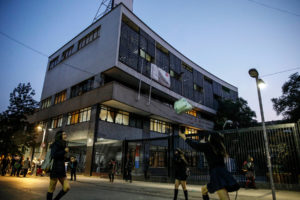 Aula Segura: Instituto Nacional expulsa a alumno por supuesta posesión de bombas molotov